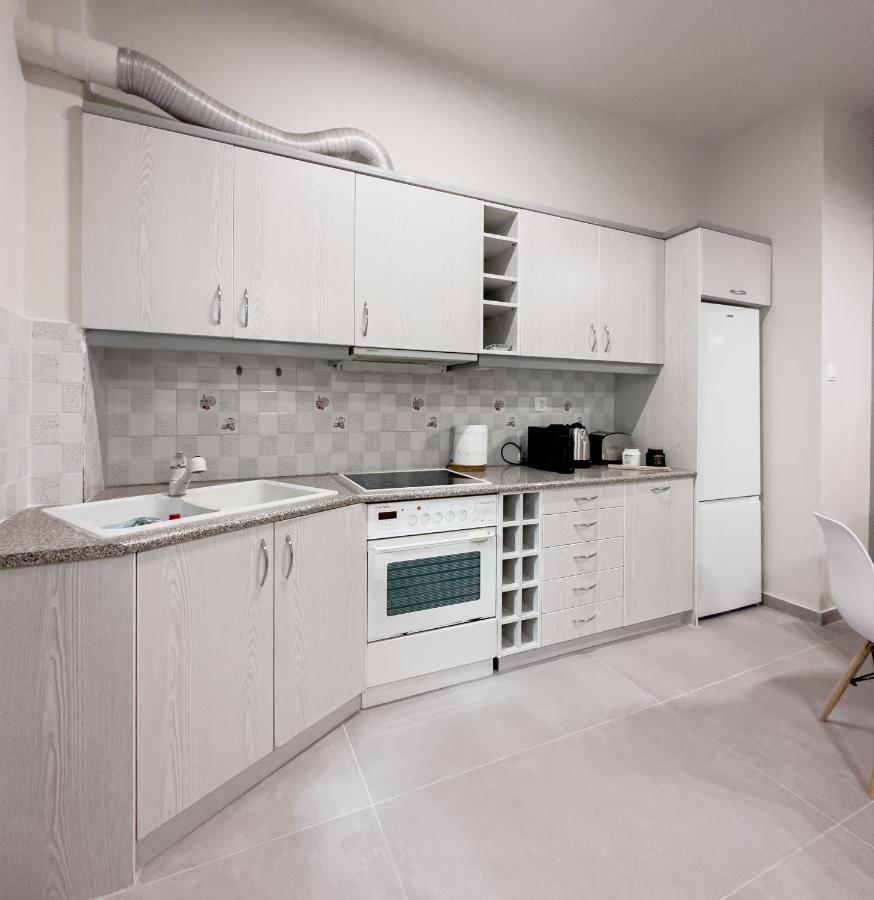 Metro Chic Haven: Modernized Urban Studio Near The Tram Athen Eksteriør billede
